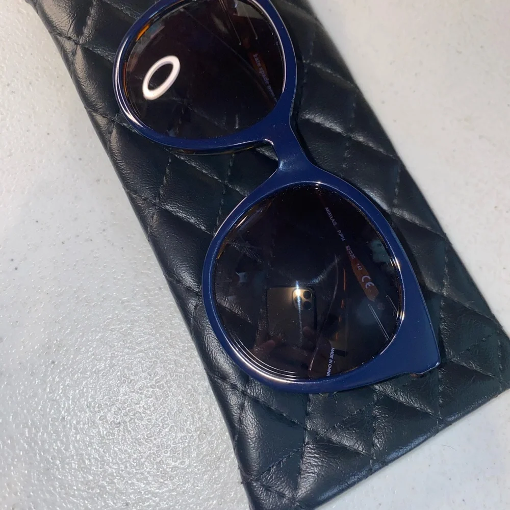 Kate Spade ♠️ Blue Sunglasses with Quilted Case - Picture 3 of 6